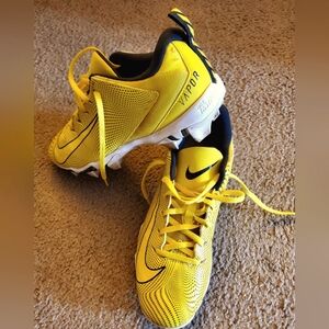 Nike 9.5 football cleats